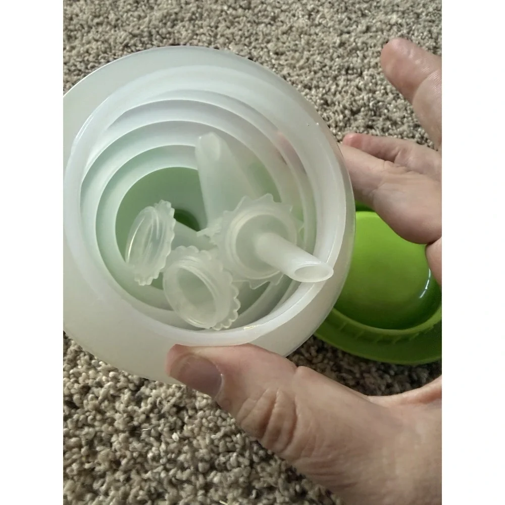 Tupperware 6255A-1 Green Squeeze-It Cake Decorator & 4 tips